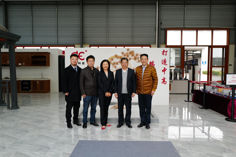 陳剛：貴州鋁廠(chǎng)黨委書(shū)記；中國(guó)鋁業(yè)貴州分公司總經(jīng)理