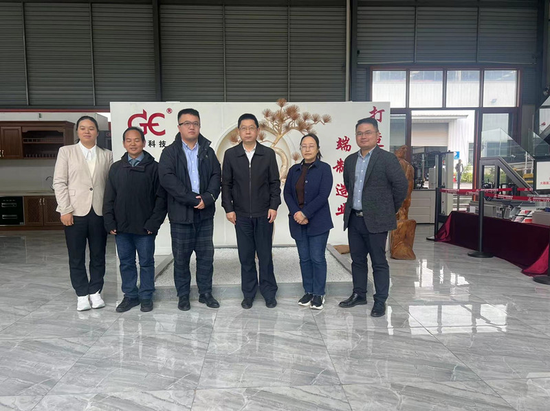 彭劍鳴：貴州省人民檢察院副檢察長、檢察委員會委員、致公黨貴州省委會副主委