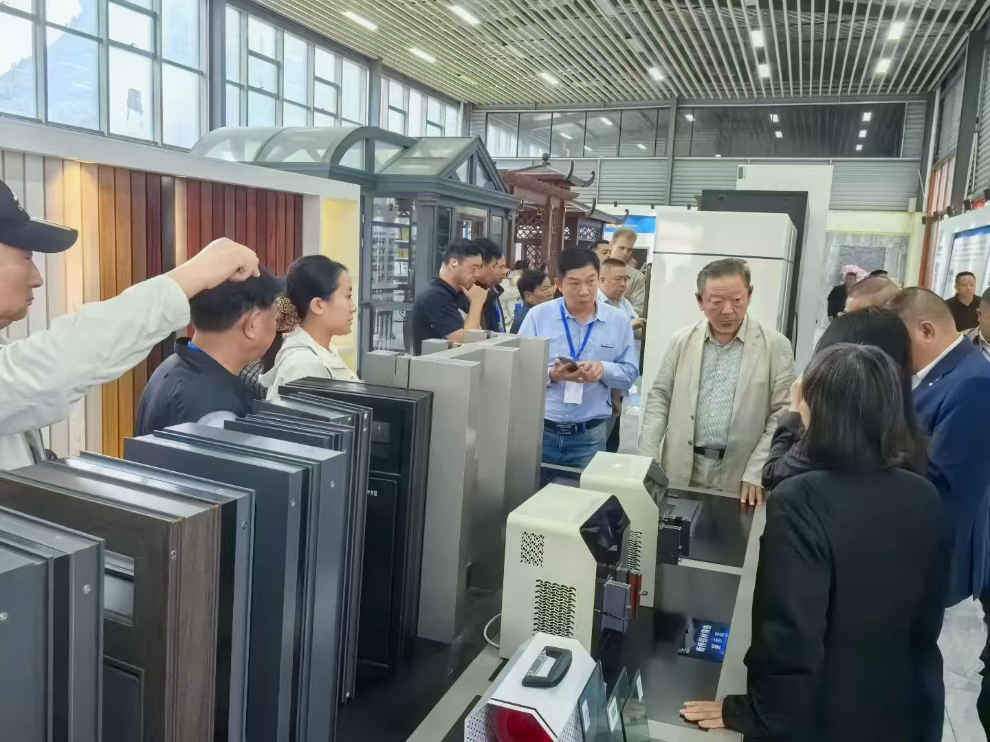 僑連五洲·聚力貴州——10月15日，貴州省僑聯(lián)黨組書(shū)記，主席李立、貴州省僑聯(lián)副主席楊黔生帶隊(duì)，200家海外僑胞企業(yè)家到貴州貴材考察指導(dǎo)